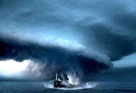 在百慕大三角，英国水手发现幽灵船，附近货船信号消失又重现