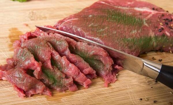牛肉有点变味怎么处理？切成牛肉丝用辣椒煎炒完美去味