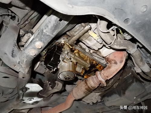 汽车发动机底部漏油是什么原因？